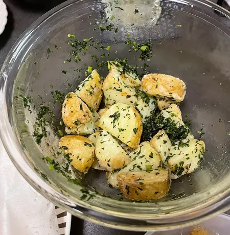 刻んだにんじんの葉をまぶしたローストポテト