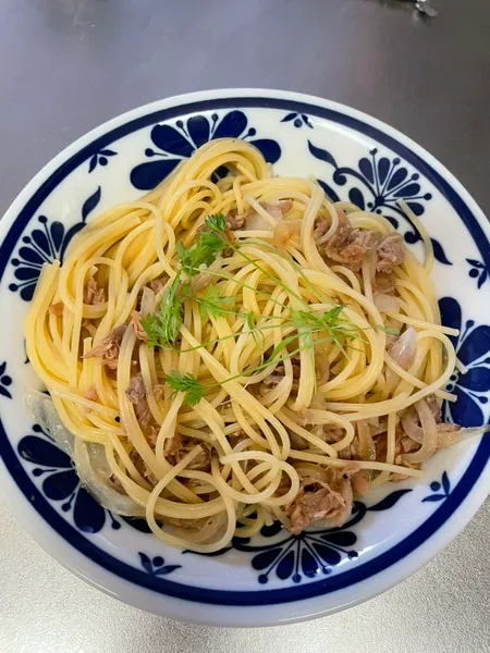 にんじんの葉をのせた、ツナと玉ねぎのパスタ