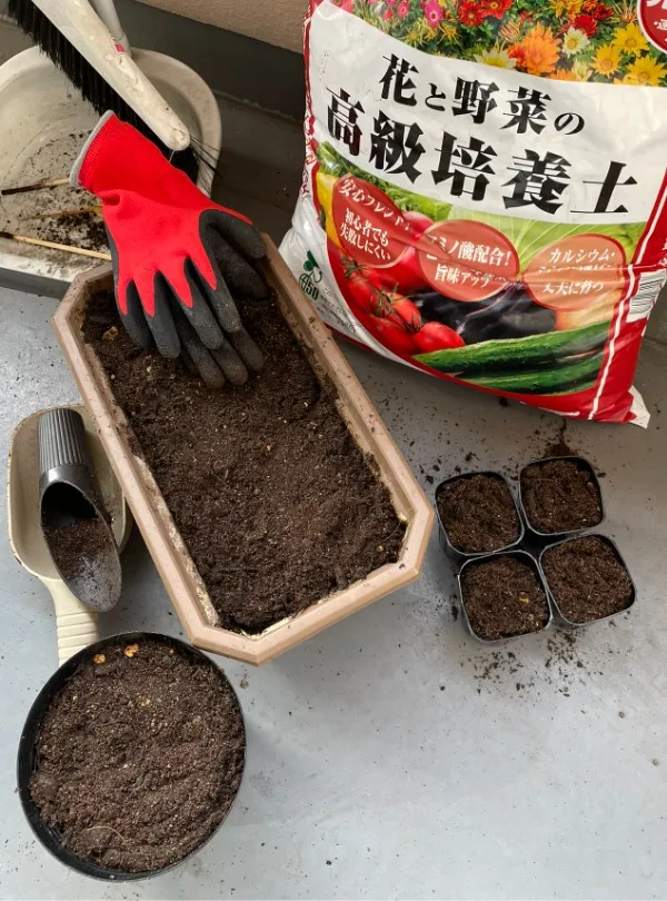 「花と野菜の高級培養土」をプランターに入れる