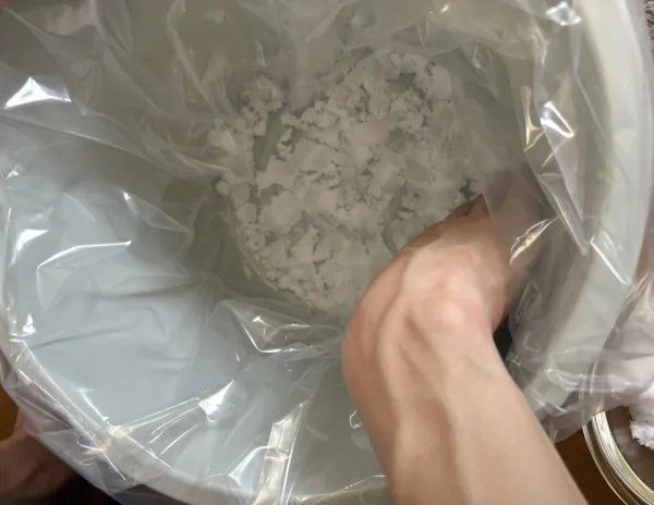 保存容器に漬物袋をかぶせ、粗塩を敷く