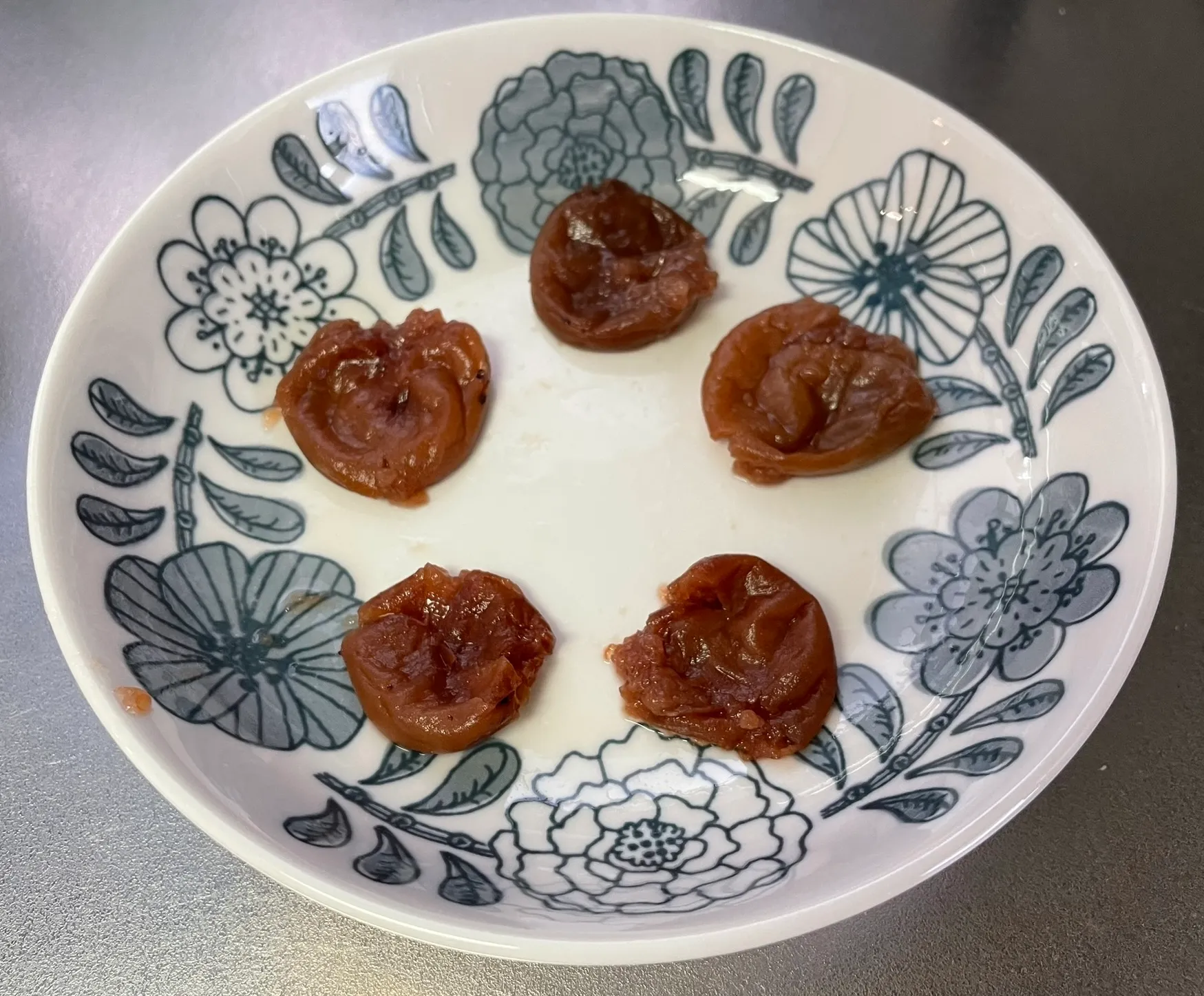 梅漬けから種を取り除いて潰した
