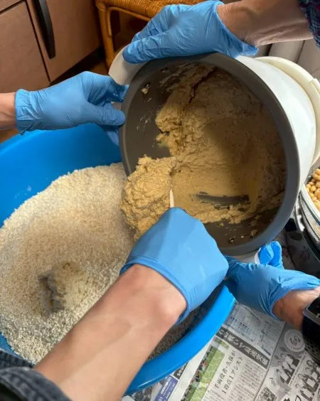 餅つき機から大豆をたらいに移す