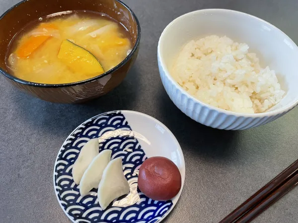 左上:味噌汁、右上:ご飯、下:ぬか漬け、梅干し