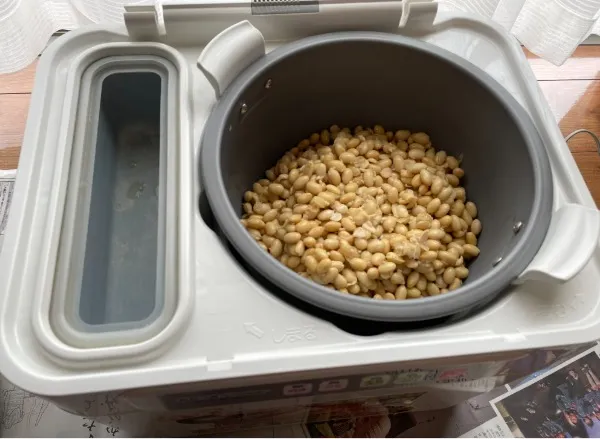 餅つき機に大豆を入れた