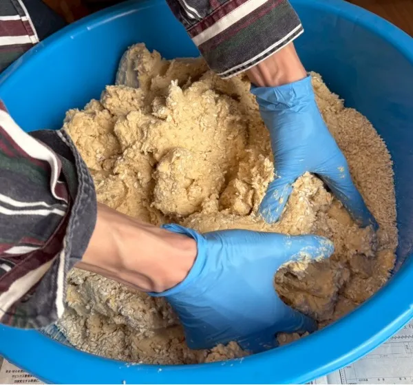 麹、塩、潰した大豆を混ぜる