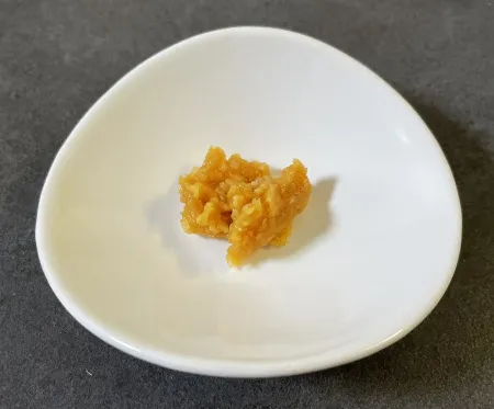 皿に取り分けた味噌