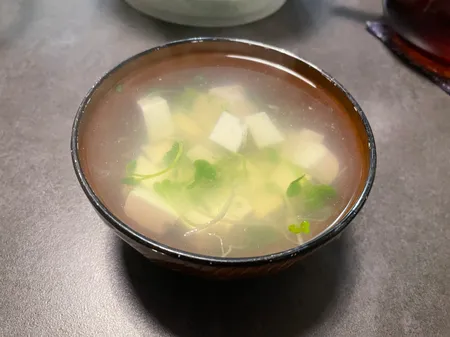 大根の間引き菜と豆腐が入った汁物