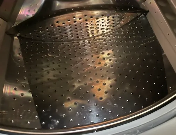 ドラム内に汚れた水が溜まっている様子