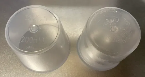 左:本製品付属カップ(200ml)、 右: 一般的な米1合カップ(180ml)