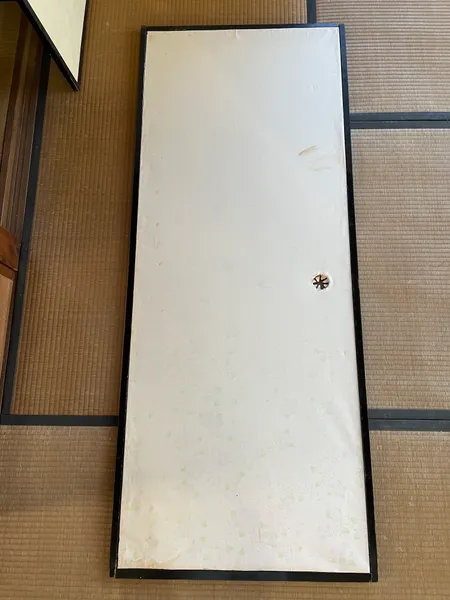 引手を外して床に寝かせた、シミの付いたふすま