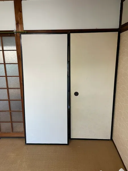 1枚だけ張り替えたふすまと、張り替える前のふすま