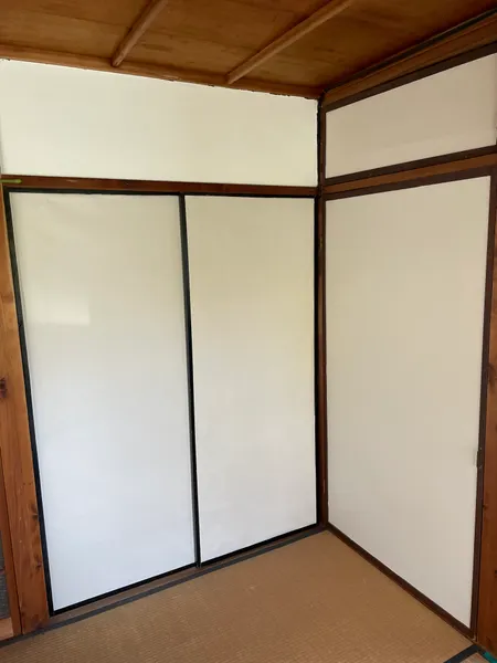張り替えたふすま3枚を部屋の角から見たところ