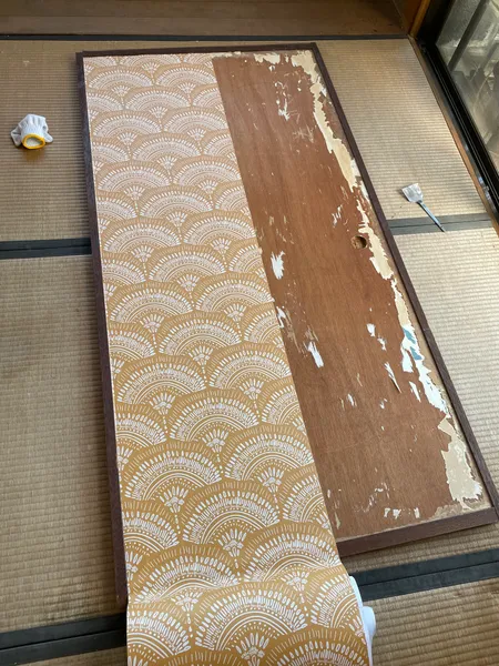 柄物の壁紙シールを1列目まで貼ったふすま