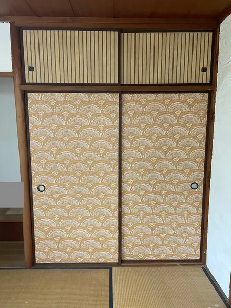 壁紙シールでリメイクした押入れのふすま全体