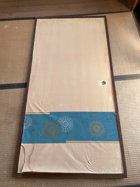 古いふすま紙が浮いた押入れのふすま