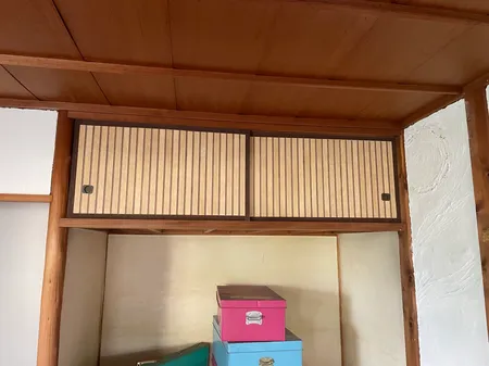 押入れにはめ直した木目調の天袋