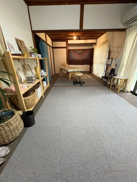 白い漆喰の壁になった和室のサロン