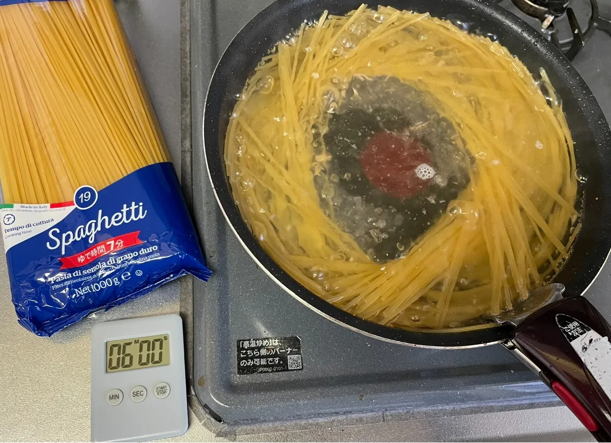 同じフライパンに湯を張り、小さじ1杯程度の塩(分量外) を入れ、パスタを茹でる。