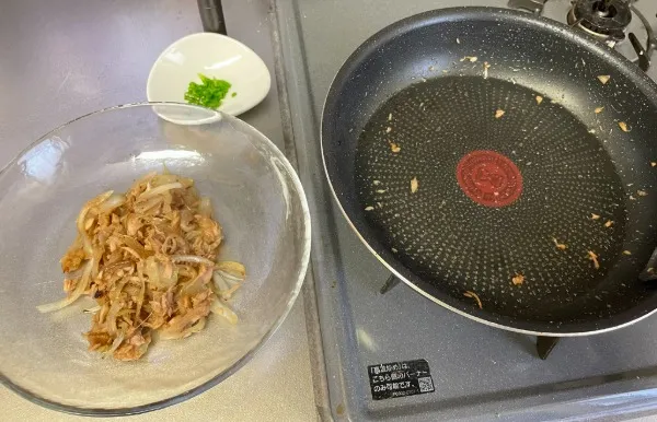具材がなじんだら黒こしょうを振って、皿に移す。