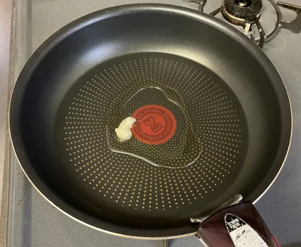油とおろしにんにくをフライパンで熱する。