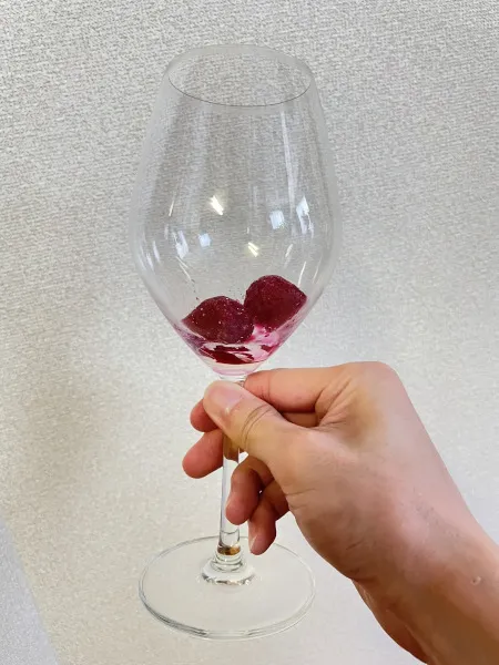 凍らせたしそジュースのアイスキューブをワイングラスに入れた