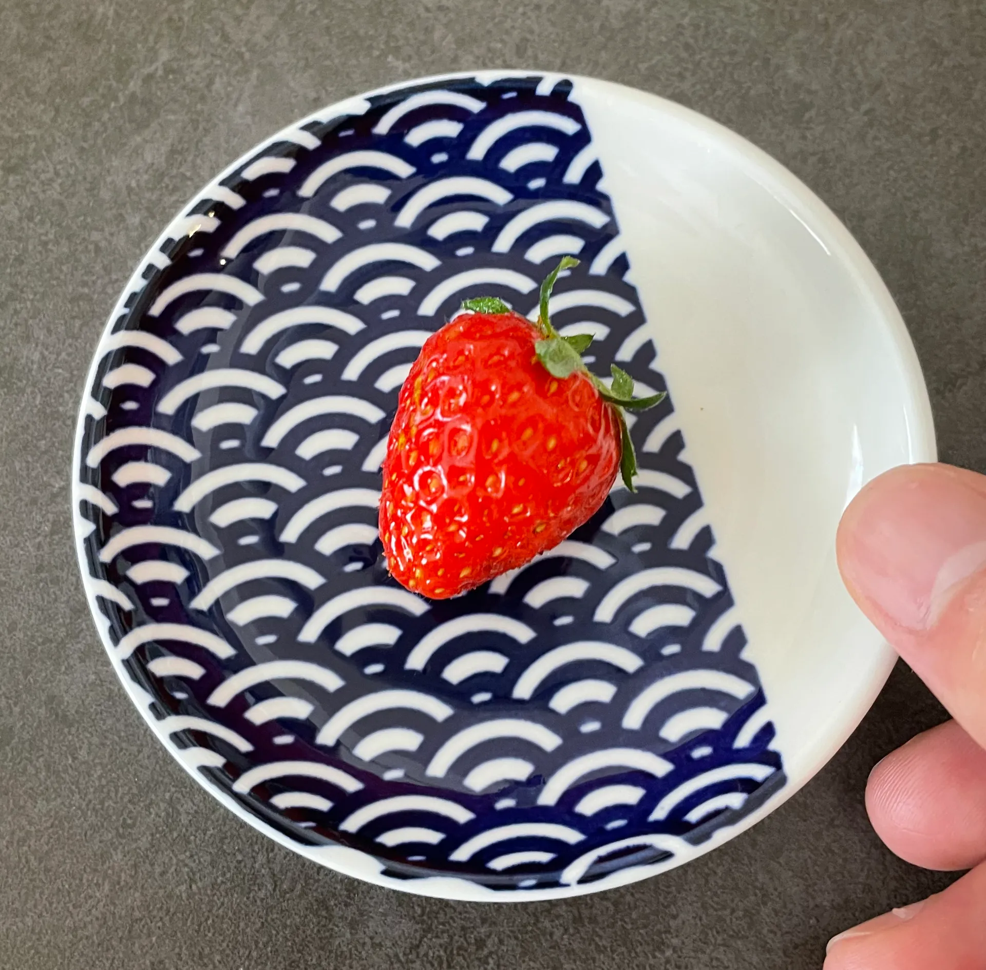 豆皿に載せた赤いいちごの実
