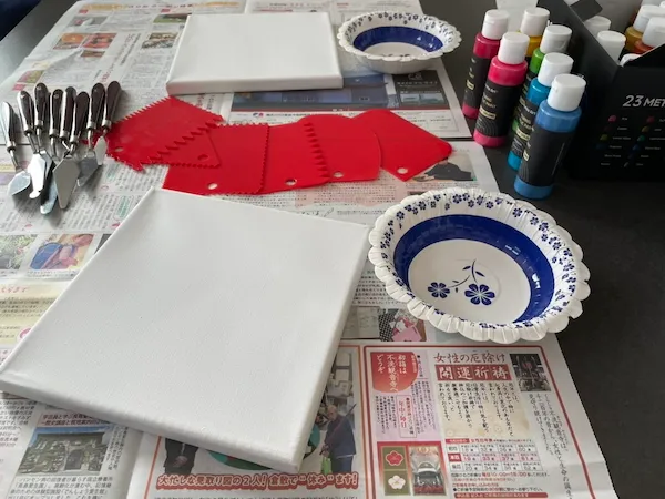 キャンバス、へら、絵の具など