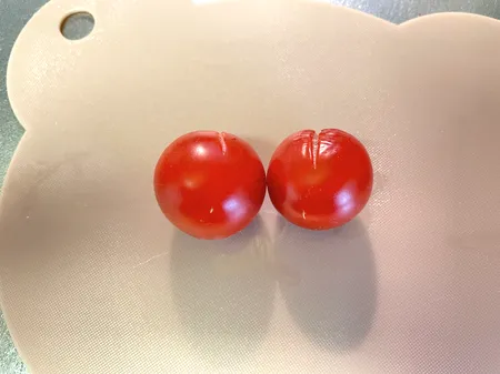縦の割れが入った2個の中玉トマト