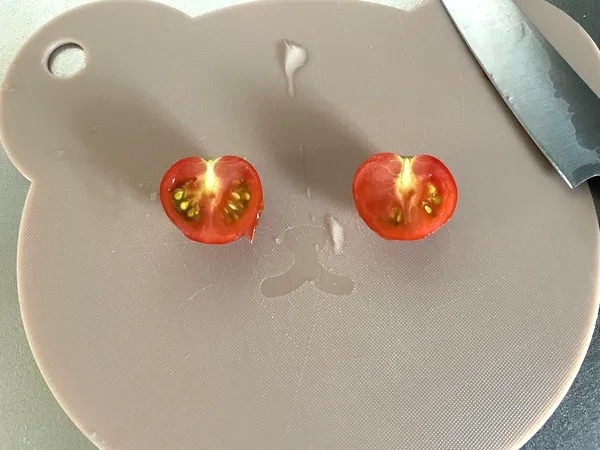 半分に切った中玉トマトの断面