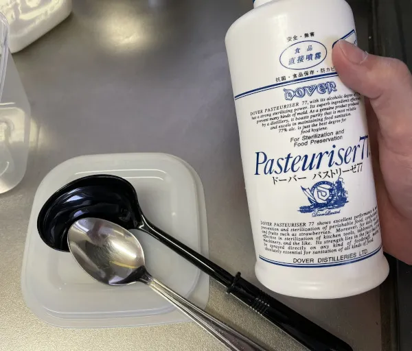 器具をアルコールで拭き上げる