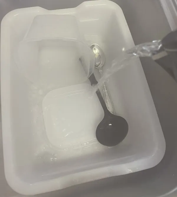 タッパー、スプーン、おたま等の器具を熱湯で消毒する